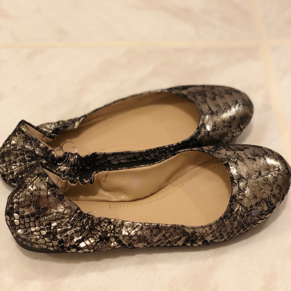 BCBG ballet flats